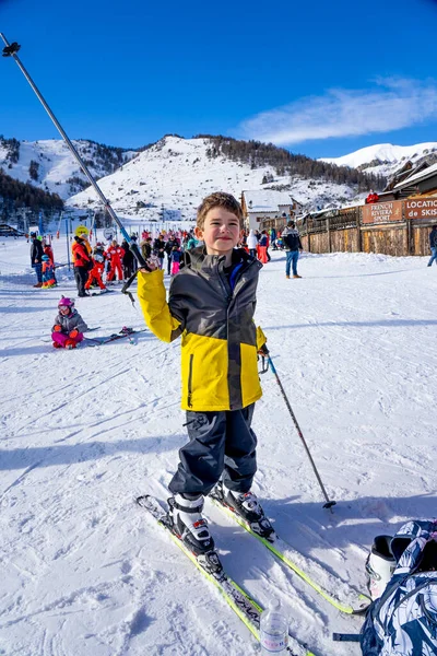 AURON, FRANCE - 30.12.2020: Happy skier boy 8 ετών σε χειμερινό χιονοδρομικό κέντρο. — Φωτογραφία Αρχείου