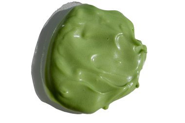 Kremler için bitkisel kenevir malzemeleri, yüz maskesi. Esrar özlü kozmetik ürünleri. Beyaz arkaplanda izole.