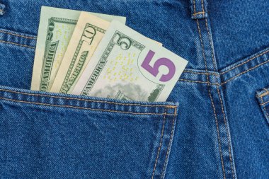 Pantolon cebinde Amerikan doları. Para, para kot pantolonun cebinde.