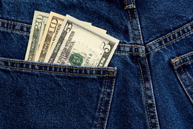 Pantolon cebinde Amerikan doları. Para, para kot pantolonun cebinde.