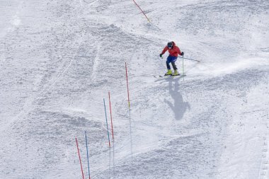 Dağdan inen kayakçılar tarafından yaratılmış güzel bir doku. Sporcu bir kayak merkezinin karlı yamacı boyunca iniyor. Kış sporları konsepti 