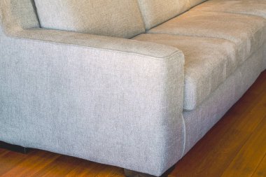 Oturma odasındaki bej kanepe. Şık bir ev dekoru. Şablon.