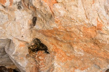 Açık kırmızı-turuncu taş dokusu. Kırmızı turuncu grunge arka plan. Dağ dokusu makro yakın çekim. Tasarımınız için parlak renkli pankart.