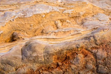 Açık kırmızı-turuncu taş dokusu. Kırmızı turuncu grunge arka plan. Dağ dokusu makro yakın çekim. Tasarımınız için parlak renkli bir pankart. Kaliteli fotoğraf