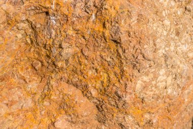 Açık kırmızı-turuncu taş dokusu. Kırmızı turuncu grunge arka plan. Dağ dokusu makro yakın çekim. Tasarımınız için parlak renkli pankart.