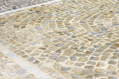 Fransa 'nın eski kasabasında granit bir çatı. Tasarımın için doku. Kavşaklardaki taş ya da taş sokaklar