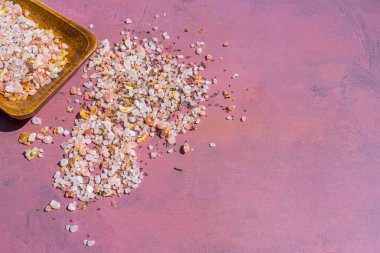 Ahşap kaşıkta pembe Himalaya kristal tuz baharatı, yakın plan. Gül taşı arka planı. Yüksek kalite fotoğraf