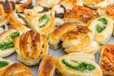 Ev yapımı pişirme konsepti, mini pizza ruloları, peynirli puf börekleri ve siyah yeşil zeytinli atıştırmalıklar. Yüksek kalite fotoğraf