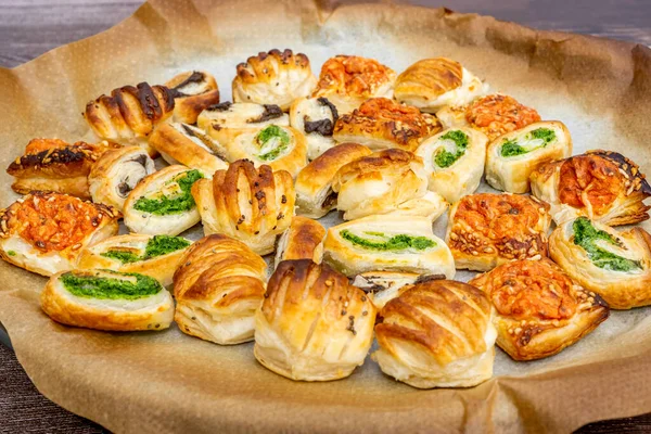 Hausgemachtes Backkonzept Mini Pizzabrötchen Blätterteigbrötchen Mit Käse Und Schwarzen Und — Stockfoto