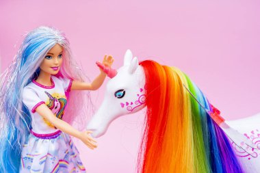 Güzel, FRANCE - 12.04.2021: pembe arka planda tek boynuzlu at olan sarışın gökkuşağı Barbie bebeğinin portresi. Yüksek kalite fotoğraf