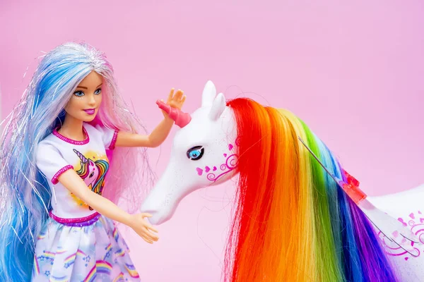 Güzel, FRANCE - 12.04.2021: pembe arka planda tek boynuzlu at olan sarışın gökkuşağı Barbie bebeğinin portresi. Yüksek kalite fotoğraf