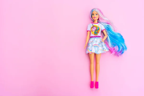 Pěkný Francie 2021 Portrét Blonďaté Duhové Panenky Barbie Růžovém Pozadí — Stock fotografie