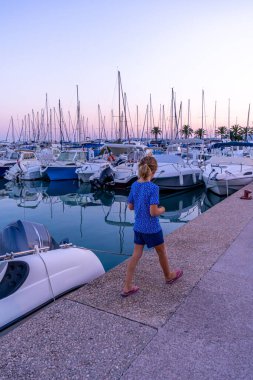 St Laurent-du Var, FRANCE: Sabahın erken saatlerinde 21.07.2020 Yat Kulübü. Akdeniz kıyısı