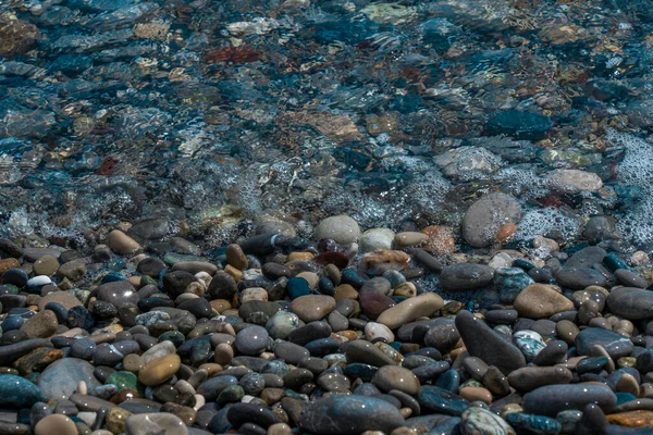Галькові камені на березі крупним планом на середземноморському пляжі — стокове фото