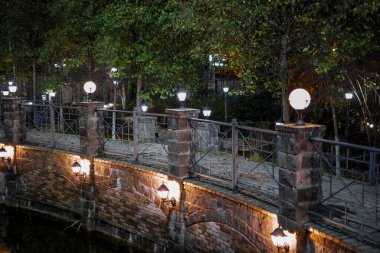 Sonbahar mevsiminde parlayan fenerle eski bahçeden romantik akşam sahneleri