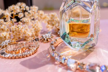 Güzel bir şişede, değerli taşlı ve aksesuarlı güzel bir parfüm. Seçici odaklanma. Lüks güzellik markası konsepti. Seçici odak. 