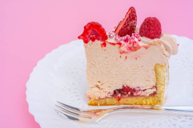 Parti için çilekli pasta dilimi ve vanilyalı krema. Pasta standında kırmızı böğürtlenli lezzetli bisküvi keki. Yüksek kalite fotoğraf