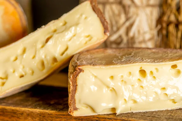 法式奶酪圣内吉泰乡下佬系列美味 黑色背景 优质照片 — 图库照片