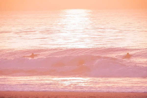 Różowy Ocean Krajobraz Tle Zachodu Słońca Sandy Beach Wavy Sea — Zdjęcie stockowe