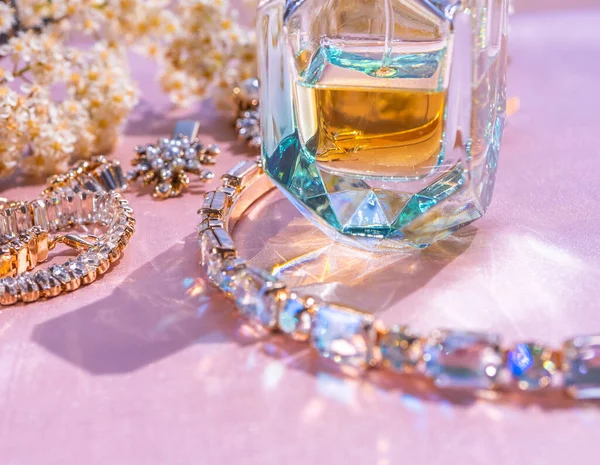 Perfume Luxo Garrafa Bonita Com Aro Com Pedra Preciosa Acessório — Fotografia de Stock