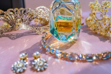 Güzel bir şişede, değerli taşlı ve aksesuarlı güzel bir parfüm. Seçici odaklanma. Lüks güzellik markası konsepti. Seçici odaklanma. Yüksek kalite fotoğraf