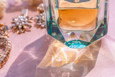 Tuvalet masasında aksesuarlı, güzel bir şişe içinde lüks bir parfüm. Seçici odaklanma. Lüks güzellik markası konsepti. Seçici odaklanma. Yüksek kalite fotoğraf