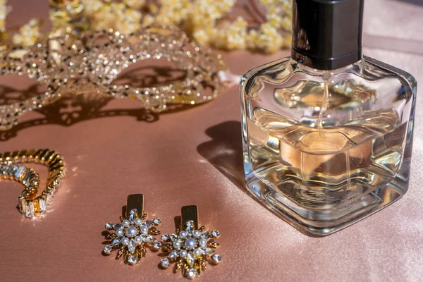 Perfume Luxo Garrafa Bonita Com Acessório Mesa Toilette Foco Seletivo — Fotografia de Stock
