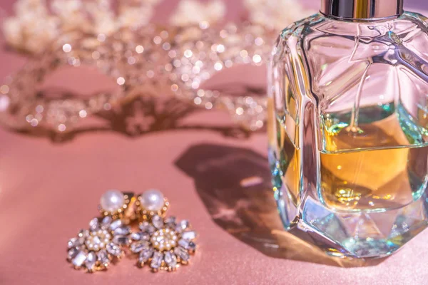 Perfume Luxo Garrafa Bonita Com Acessório Mesa Toilette Foco Seletivo — Fotografia de Stock
