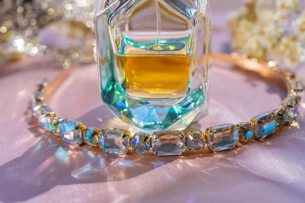 Perfume Luxo Garrafa Bonita Com Aro Com Pedra Preciosa Acessório — Fotografia de Stock