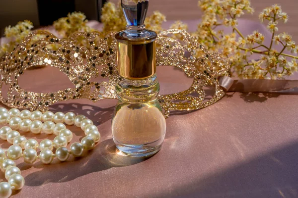 Perfume Óleo Garrafa Bonita Com Colar Pérolas Brancas Acessório Mesa — Fotografia de Stock