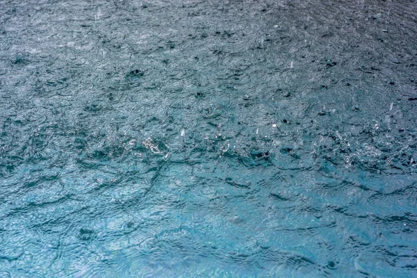 Esik Eső Medencében Esős Évszakban Kék Vízhullámok Közelsége Alacsony Látószög — Stock Fotó