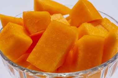 Bej arka planda cam kasede kavun kübü olan kavunları kapatın. Organik vejetaryen sağlıklı yiyecekler. Diyet tatlı meyvesi. Yüksek kalite fotoğraf