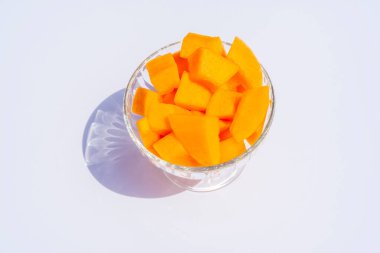 Bej arka planda cam kasede taze kavun küpleri. Organik vejetaryen sağlıklı yiyecekler. Diyet tatlı meyvesi. Yüksek kalite fotoğraf