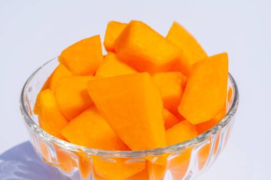 Bej arka planda cam kasede kavun kübü olan kavunları kapatın. Organik vejetaryen sağlıklı yiyecekler. Diyet tatlı meyvesi. Yüksek kalite fotoğraf