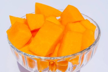 Bej arka planda cam kasede kavun kübü olan kavunları kapatın. Organik vejetaryen sağlıklı yiyecekler. Diyet tatlı meyvesi. Yüksek kalite fotoğraf