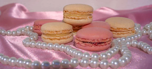 Macarrones Rosados Beige Sobre Fondo Seda Rosa Con Collar Perlas — Foto de Stock