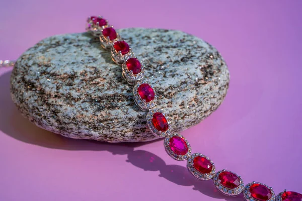 Pulseira Ruby Vermelho Com Diamantes Pedra Brilhante Fundo Rosa Foto — Fotografia de Stock