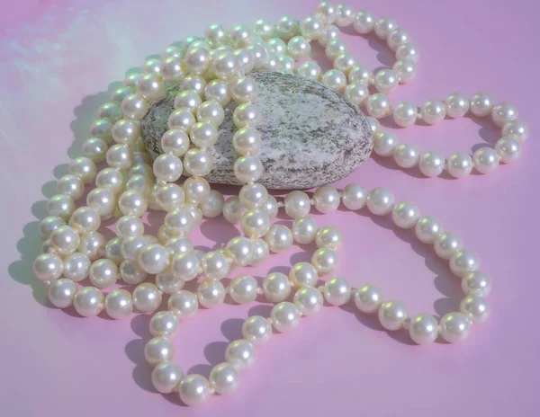 Perle Colore Bianco Primo Piano Ciondoli Sul Collo Close Collana — Foto Stock