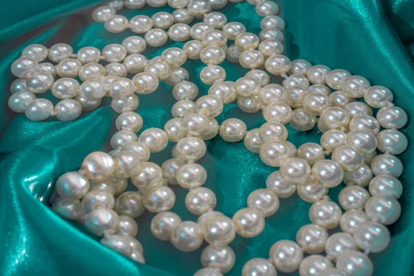 Perlas Blancas Naturales Agua Primer Plano Textura Seda Azul Colgantes —  Fotos de Stock