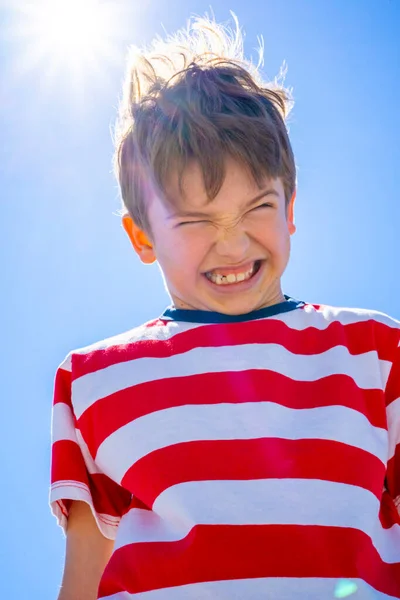 Känslomässigt Arg Pojke Över Blå Himmel Med Sol Upprörd Pojkidé — Stockfoto