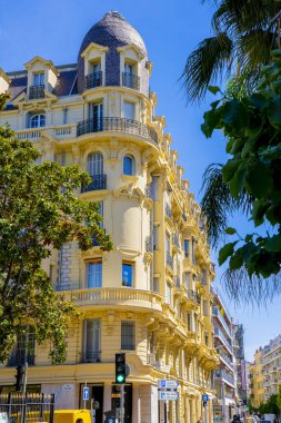 Güzel, FRANCE - 07.05.2021: Ön cephesinde heykel ve mozaikler olan ilginç parlak sarı bina. Fransız şehrindeki eski mimari.. 