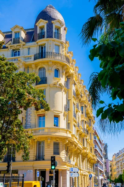 Güzel, FRANCE - 07.05.2021: Ön cephesinde heykel ve mozaikler olan ilginç parlak sarı bina. Fransız şehrindeki eski mimari.. 