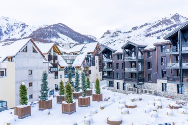 Auron, Fransa - 10.01.2021 Alp köyü kış karında. Fransa, Alpes Denizcilik 'teki Winter Resort' un yamaçlarında. Güzel manzara, dağ manzarası