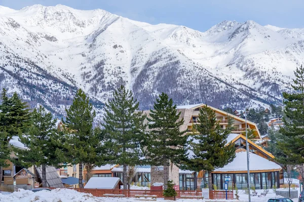 Auron, Francia - 10.01.2021 Pueblo alpino en invierno nevado. Slopes of Winter Resort en Alpes Maritime, Francia. Hermoso paisaje, vista a la montaña — Foto de Stock