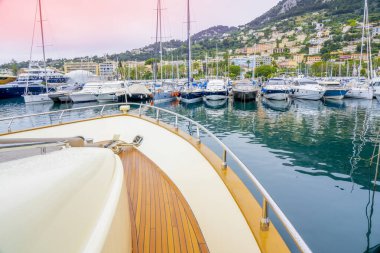 Beaulieu-sur-Mer - Fransa - 16.05.2021 Liman limanı yat limanı, deniz yolculuğu yaz tatili. Akşam saatleri. Yüksek kalite fotoğraf