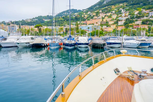 Beaulieu-sur-Mer - Fransa - 16.05.2021 Liman limanı yat limanı, deniz yolculuğu yaz tatili. Akşam saatleri