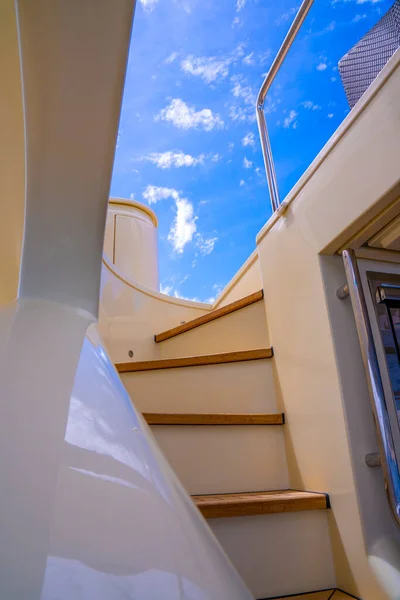 Vista geométrica de las escaleras en el yate de lujo. Los yates de diseño arquitectónico. — Foto de Stock