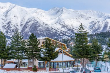 Auron, Fransa - 10.01.2021 Alp köyü kış karında. Fransa, Alpes Denizcilik 'teki Winter Resort' un yamaçlarında. Güzel manzara, dağ manzarası