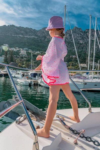 Piękny Model Dziewczyny Letniej Sukni Pobyt Stronie Jachtu Cieszyć Się — Zdjęcie stockowe