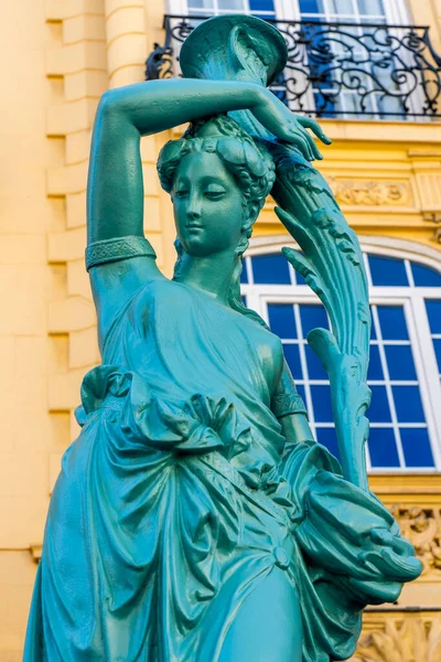 Boa França 2021 Estátua Antiga Sensual Bela Jovem Velha Cidade — Fotografia de Stock